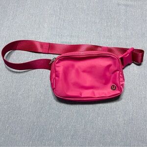 Lululemon Everywhere Belt Bag in Raspberry